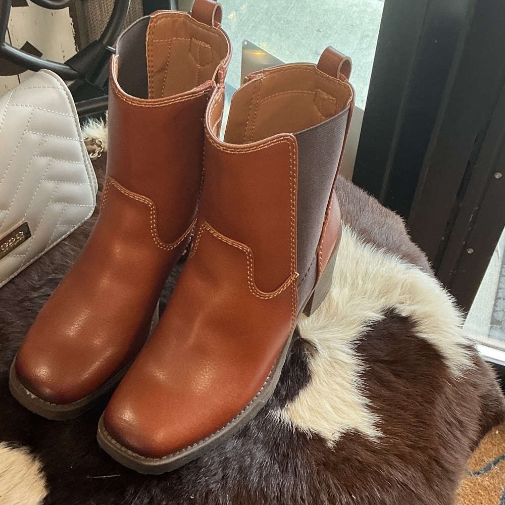 Zodiac Chestnut Leather Ankle Boots